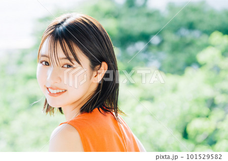 振り向く笑顔の女性 101529582