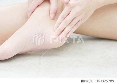 踵のケアをする女性　クローズアップ 101529769