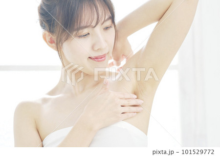 脇の下のケアをする女性 脇の下のケアをする女性 101529772