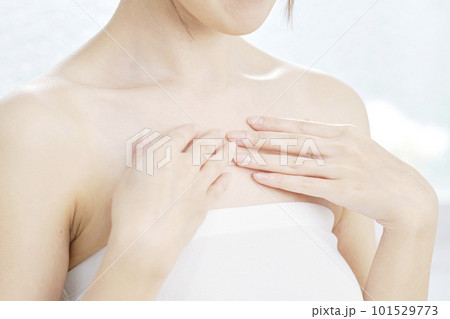胸元のマッサージをする女性　顔無し 101529773