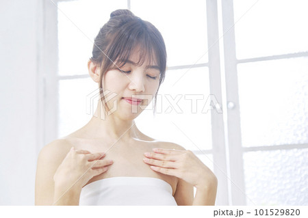 リビングで胸元のマッサージする女性 リビングで胸元のマッサージする女性 101529820