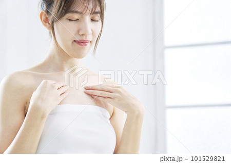 リビングで胸元のマッサージする女性 リビングで胸元のマッサージする女性 101529821