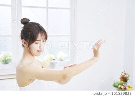 腕のスキンケアをする若い女性 101529822