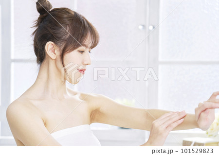 腕のスキンケアをする若い女性 腕のスキンケアをする若い女性 101529823