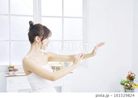 腕のスキンケアをする若い女性 101529824