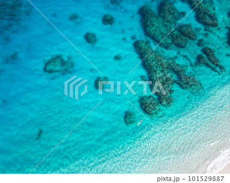 沖縄の美しい海 エメラルドブルーの海と白い砂浜 沖縄の美しい海 エメラルドブルーの海と白い砂浜 101529887