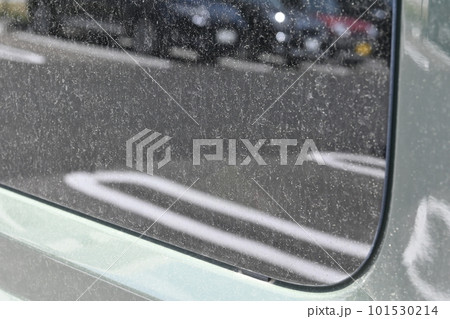 車の窓に付着した黄砂 101530214