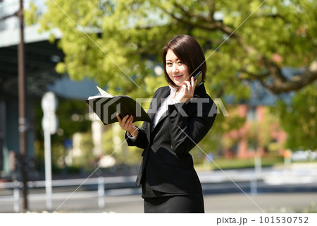 スマートフォンで電話するビジネスウーマン 101530752