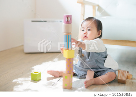 積み上げた積み木を倒して遊ぶ赤ちゃん 積み上げた積み木を倒して遊ぶ赤ちゃん 101530835