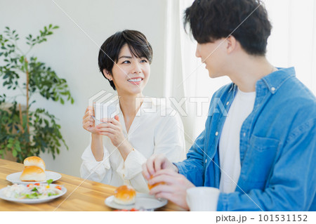 朝食を食べるカップル　　 101531152
