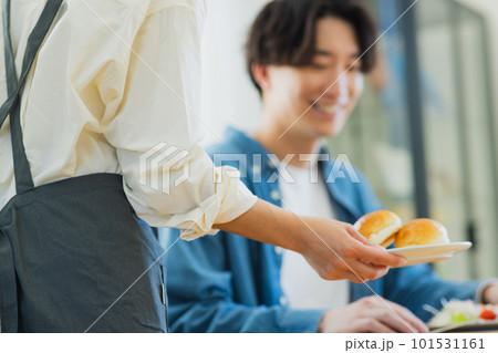 朝食を食べるカップル 朝食を食べるカップル 101531161