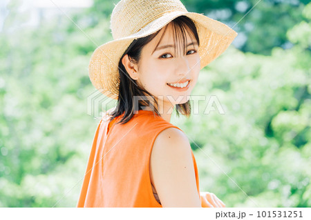 麦わら帽子をかぶった若い女性の写真素材 [101531251] - PIXTA