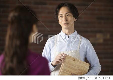 カフェで働く男性 カフェで働く男性 101531423