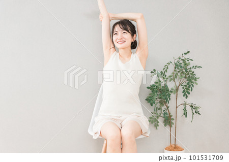家で椅子に座ってストレッチ・深呼吸するアジア人女性 家で椅子に座ってストレッチ・深呼吸するアジア人女性 101531709