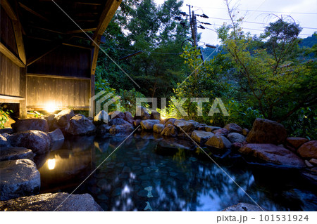 夕暮れの温泉・森林の露天風呂 101531924