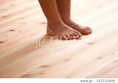 フローリング・子供の足 フローリング・子供の足 101532006