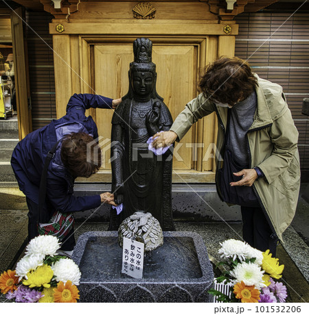 東京都・豊島区　旧中山道沿いの巣鴨地蔵通り商店街　とげぬき地蔵尊高岩寺の洗い観音 101532206