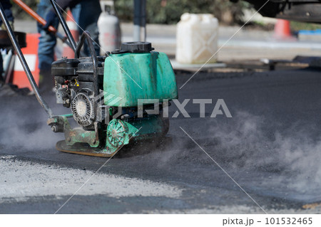 アスファルトを敷く作業 アスファルトを敷く作業 101532465