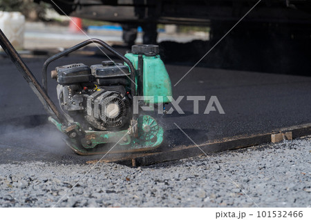 アスファルトを敷く作業 101532466