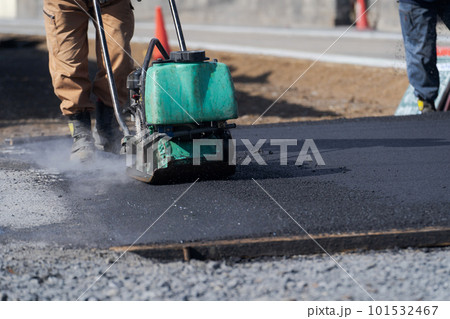 アスファルトを敷く作業 101532467