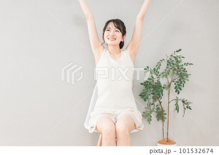 バンザイ・深呼吸をする椅子に座った女性(解決・スッキリ)の バンザイ・深呼吸をする椅子に座った女性(解決・スッキリ)の