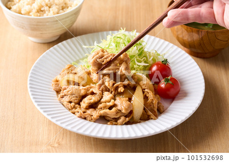 豚こま切れ肉の生姜焼き 101532698