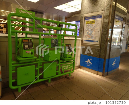 JR静岡駅に設置されているプラモデルのようなデザインの公衆電話 写真 JR静岡駅に設置されているプラモデルのようなデザインの公衆電話 写真 101532730