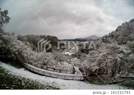 雪降る4月の天童公園 雪降る4月の天童公園 101532791