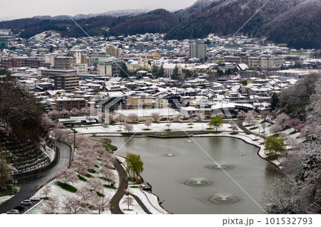 雪降る4月の天童公園 101532793