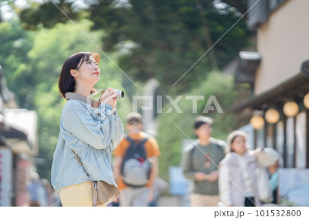 観光を楽しむ女性 観光地で散策する女性 休日に旅行する女性  観光を楽しむ女性 観光地で散策する女性 休日に旅行する女性  101532800