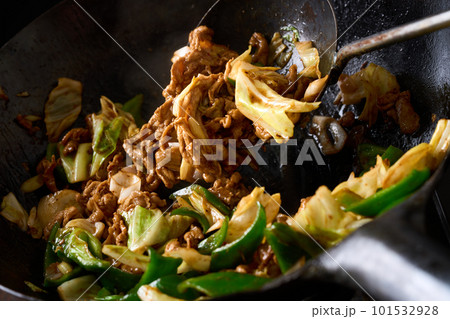 回鍋肉を中華鍋で調理する 101532928