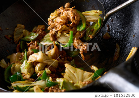 回鍋肉を中華鍋で調理する 回鍋肉を中華鍋で調理する 101532930