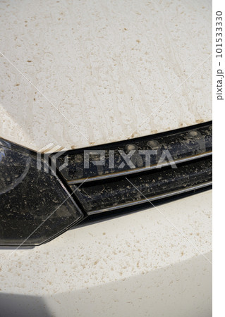 黄砂で汚れた車のフロントグリル 101533330