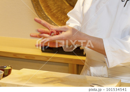 寿司を握る-1 101534541
