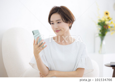 ライフスタイル　スマホを操作する女性 101534766