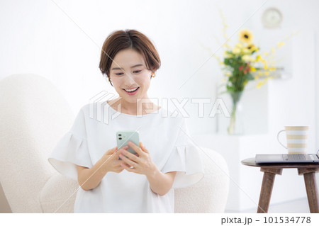 ライフスタイル スマホを操作する女性 ライフスタイル スマホを操作する女性 101534778