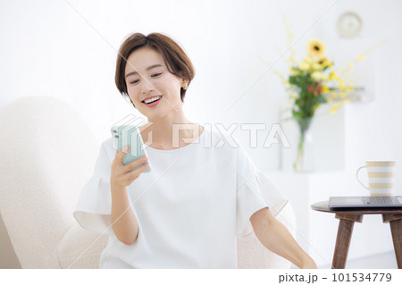 ライフスタイル スマホを操作する女性 ライフスタイル スマホを操作する女性 101534779