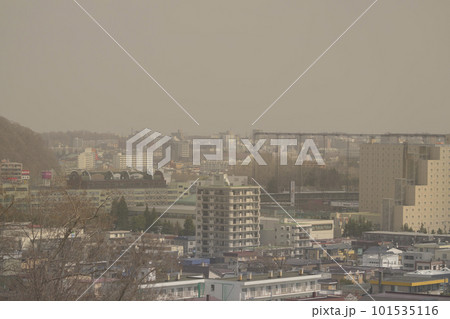 黄砂で霞む街並み 101535116