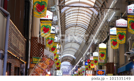 大阪京橋の商店街 大阪京橋の商店街 101535149