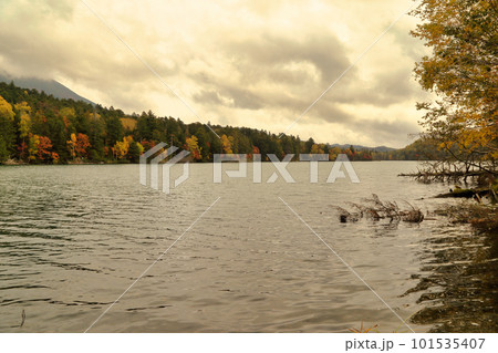 秋の紅葉のオンネトーの風景 秋の紅葉のオンネトーの風景 101535407