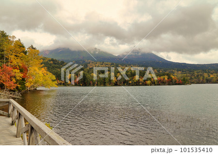 秋の紅葉のオンネトーの風景 101535410