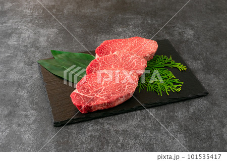 黒皿盛り 黒毛和牛ヒレステーキ 黒皿盛り 黒毛和牛ヒレステーキ 101535417