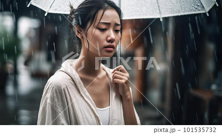 雨の中、悲しそうな表情の女性（失恋・絶望・悲しい・Generative AI） 101535732