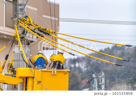 電線防護カバー　電線　電気設備工事　高所作業　工事現場 101535809