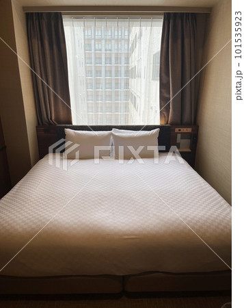 ベッドメイキングが終わったビジネスホテルのベッド ベッドメイキングが終わったビジネスホテルのベッド 101535923