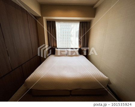 ベッドメイキングが終わったビジネスホテルのベッド ベッドメイキングが終わったビジネスホテルのベッド 101535924