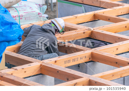建築現場　職人　木造　土台　根太 101535940