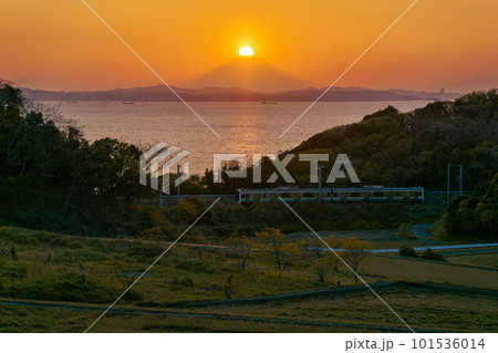 ダイヤモンド富士とJR内房線の奇跡の一致　やながわ米の里 101536014