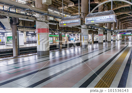 【交通イメージ】ターミナル駅の誰もいないホーム 101536143