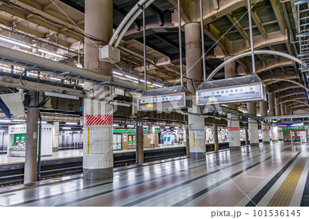 【交通イメージ】ターミナル駅の誰もいないホーム 【交通イメージ】ターミナル駅の誰もいないホーム 101536145